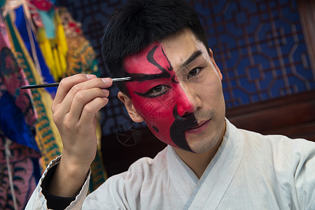 拿着传统文化戏曲男京剧演员后台化妆图片