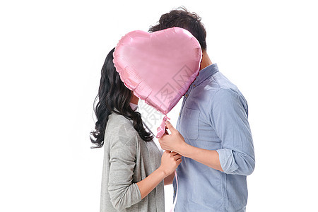 神秘的亲密满意浪漫情侣拿着心形气球图片