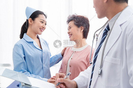 白昼信心微笑医务工作者和老年患者交谈图片