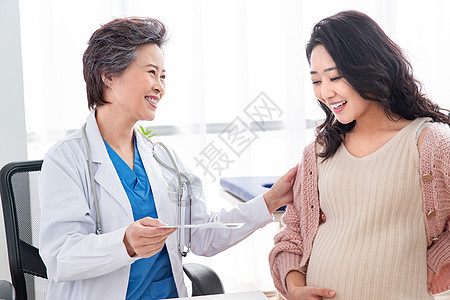 技术服务亚洲55岁到60岁医生办公室医生给孕妇检查身体背景