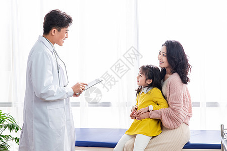 病人东亚活力年轻妈妈带着孩子看医生图片