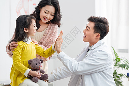 门诊部治疗亚洲年轻妈妈带着孩子看医生图片