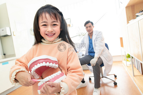 可爱的小女孩和牙科医生图片