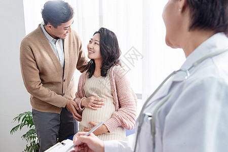 医院怀孕的青年女人医生给孕妇检查身体图片