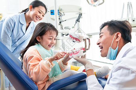 专门技术儿童女人牙科医生教小女孩刷牙图片