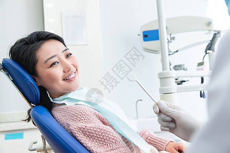 可靠门诊部专门技术牙医给青年女患者治疗图片