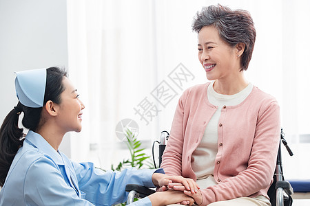 个人护理病人医药职业手牵手护士和老年人交谈背景