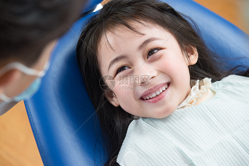 卫生保健和医疗牙科诊所权威可爱的小女孩和牙科医生图片