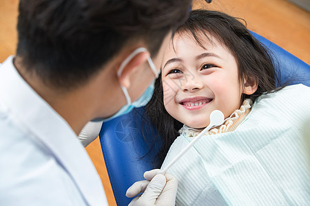 牙医椅可爱的小女孩和牙科医生图片