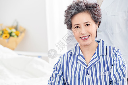 老年医疗坐着身体关注床上用品老年患者坐在医院病床上背景
