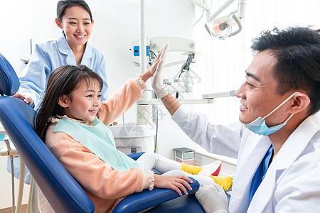牙科医生给小女孩治疗图片