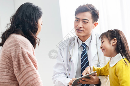 健康生活方式年轻妈妈带着孩子看医生图片