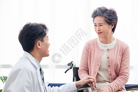 坐着放松亚洲医生和老年患者交谈图片