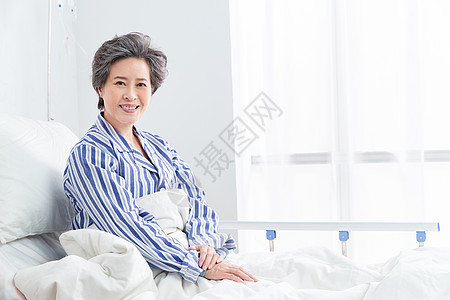 亚洲人医疗老年人老年患者坐在医院病床上背景图片