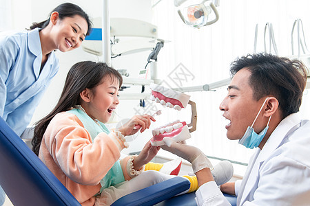 医疗器械牙科医生教小女孩刷牙图片