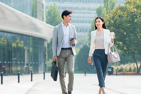 水平构图通勤者包上班路上的青年商务人士图片