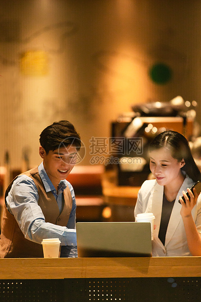 亚洲人不看镜头商务人士在咖啡厅里讨论工作图片