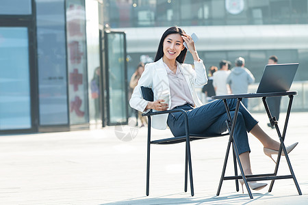 愉悦摄影咖啡青年商务女士在户外工作图片