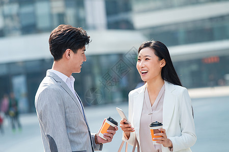 成功女性上班路上交流的青年商务人士背景