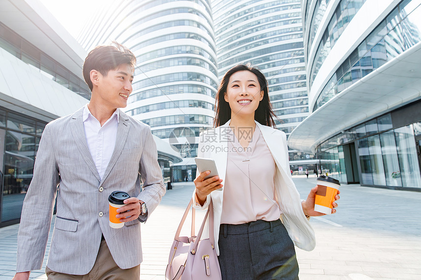 上班路上的青年商务人士图片