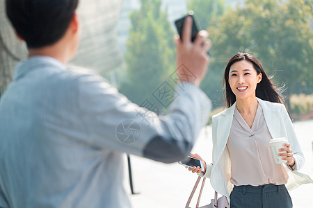 商务人士在商务楼下聊工作图片