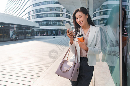 互联网大楼互联网直发通讯青年商务女人看手机背景