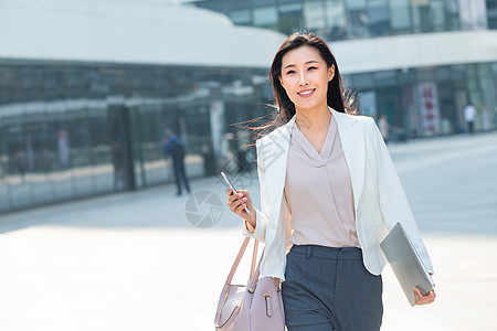 笔记本电脑包拍摄环境建筑女人在户外行走的商务女背景