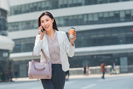 望京soho互联网正装街道拿着咖啡的商务女打电话背景