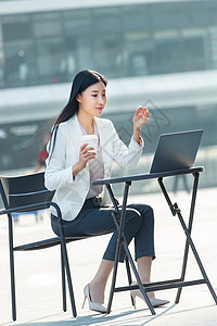 繁荣女商人奋斗商务女士坐在户外使用笔记本电脑图片