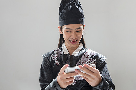 传统文化特色20多岁古装男子拿着手机图片