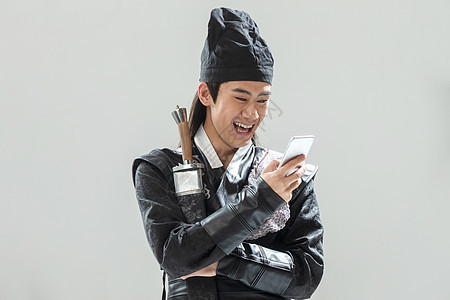 演出服传统文化男人古装男子拿着手机图片