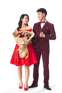 不看镜头裙子彩色图片身穿红色礼服的情侣拿着玫瑰花图片