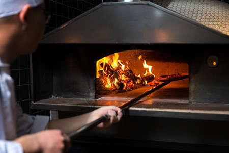 传统文化披萨店炉火餐厅里烤制披萨图片