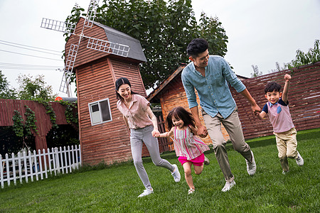 周末活动快乐家庭在草地上奔跑图片
