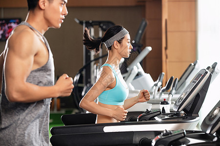 运动员体育器械健身设备青年人在健身房里健身图片