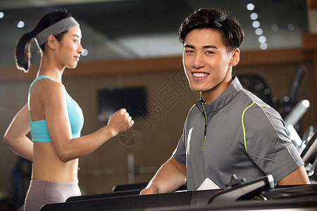 今晚报：中超争冠“三国杀”蓉城先出局 海港末轮战平英博即夺冠