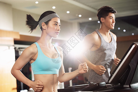 本·怀特禁区与普罗沃德对脚，主裁第一时间判点，回看后点球取消