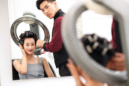 美发文化造型师青年女人在理发店里做头发图片