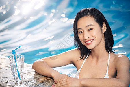 在游泳池里的青年女人图片