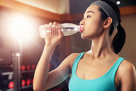 剑指三分！巴萨发布欧冠赛前海报：莱万、奥尔莫、阿劳霍出镜