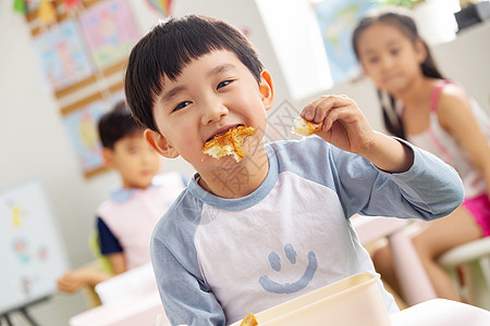 小学生吃饭幼儿园小朋友用餐吃面包背景
