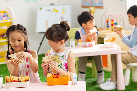 孩子吃饭儿童幼儿园小朋友用餐吃三明治背景