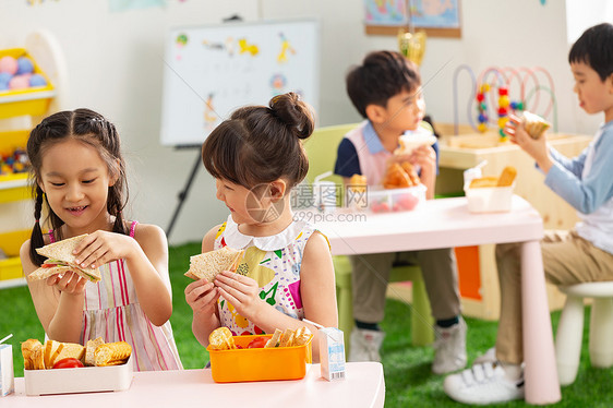 儿童幼儿园小朋友用餐吃三明治图片