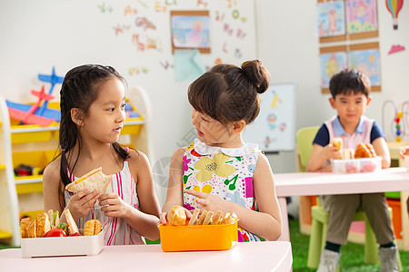 幼儿园小朋友集体用餐高清图片