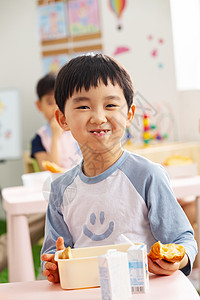 幼儿园小朋友用餐高清图片