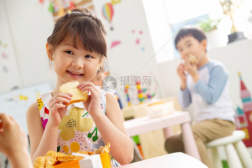 幼儿园小朋友用餐吃三明治图片