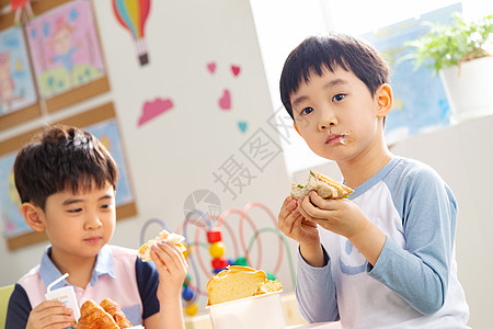 幼儿园小朋友用餐高清图片