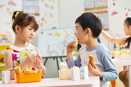 女孩和小鸟幼儿园小朋友用餐背景