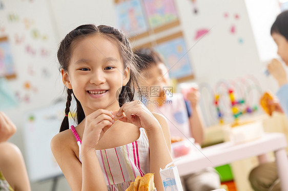 儿童幼儿园小朋友用餐图片