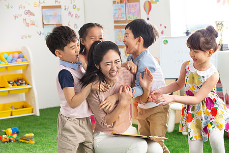 幼儿园老师和小朋友们拥抱在一起背景